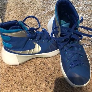 Blue hyper dunk basketball shoes